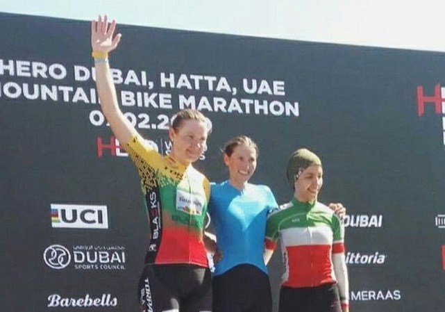 سومی پرتوآذر در دوچرخه‌سواری کوهستان امارات