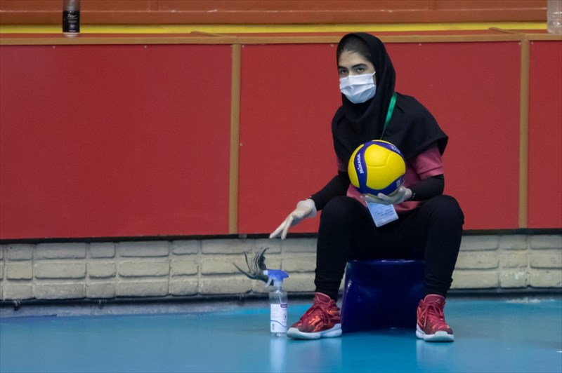 دختران توپ جمع کن در مسابقات لیگ برتر والیبال، هر بار با الکل توپ مسابقات را  ضدعفونی می کنند/ عکاس: پرتو جغتایی