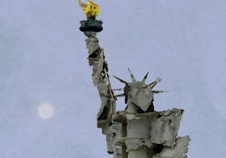 مجسمه‌ای شبیه مجسمه آزادی آمریکا که توسط تمّام عَظّام، هنرمند اهل سوریه از خرابه‌های ناشی از جنگ کشورش ساخته شده است