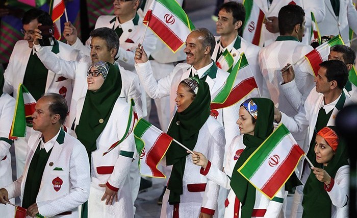 رژه کشورهای شرکت کننده در المپیک با دو‌ پرچمدار زن و مرد 