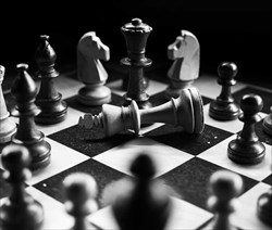 در شطرنج، بهش میگن "زوگزوانگ" (یا خودکشی شطرنجی) وقتیه که تنها حرکتی که میتونی بکنی حرکت نکردنه، اما شما باید حرکت کنید چون نوبت حرکت شماست!