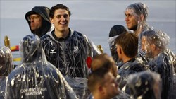 ورزشکاران و پاریسی ها ضد باران در افتتاحیه